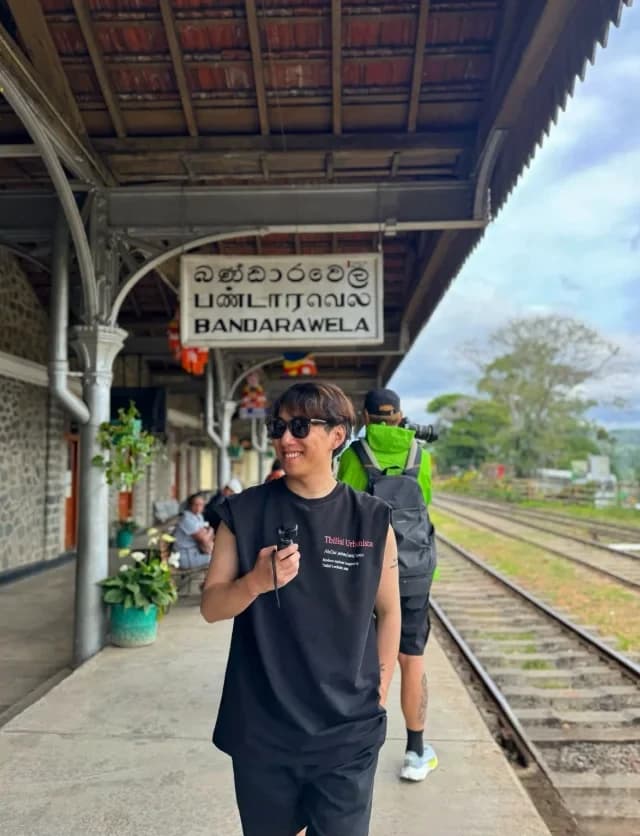 代表 泊耕生の写真（旅先の駅ホーム）